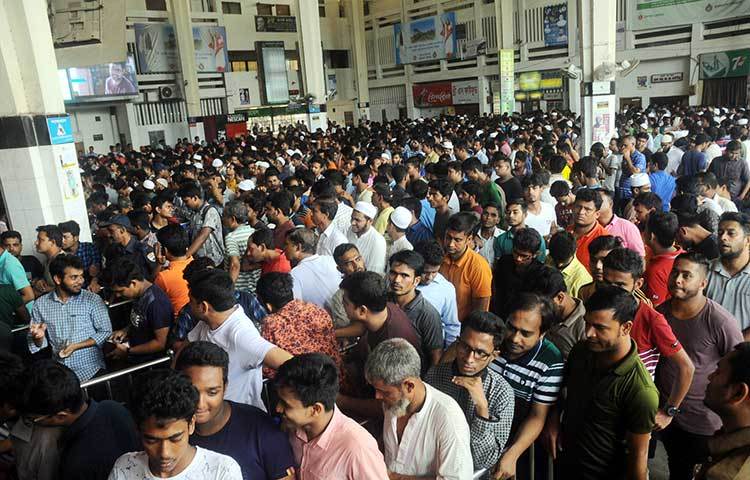 শুক্রবার তৃতীয় দিনের মতো কমলাপুরে অগ্রিম টিকিট বিক্রি হচ্ছে। আজ পাওয়া যাচ্ছে ১৯ আগস্টের টিকিট। ছবি : বিপ্লব দিক্ষিৎ