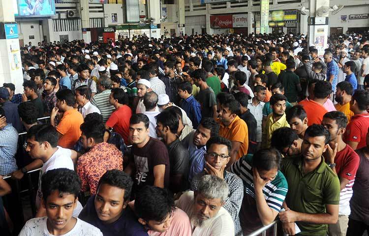 যারা টিকিট কিনতে গেছেন তাদের বেশিরভাগই গত রাত থেকে সিরিয়ালে দাঁড়িয়ে। মানুষের এই লাইন দীর্ঘ হয়ে স্টেশনের বাইরে গিয়ে ঠেকেছে। ছবি : বিপ্লব দিক্ষিৎ