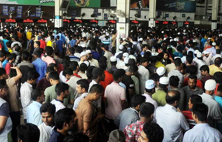 দীর্ঘ লাইনে দাঁড়িয়ে টিকিট সংগ্রহ করতে কারো মানে কোনো বিরক্তিরভাব নেই। ছবি : বিপ্লব দিক্ষিৎ