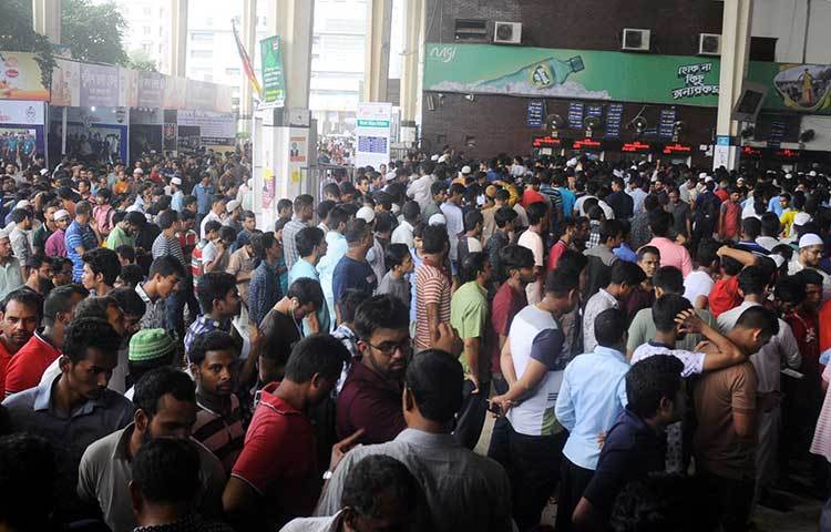 গরম উপেক্ষা করে সবাই লাইনে দাঁড়িয়ে আছেন। তাদের প্রত্যাশা বাড়ি ফেরার একটি  টিকিট পাওয়ার। ছবি : বিপ্লব দিক্ষিৎ