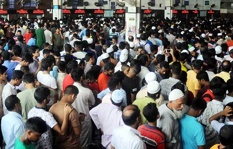 সবচেয়ে বেশি ভিড় উত্তরবঙ্গগামী ট্রেনগুলোর কাউন্টারের সামনে। ছবি : বিপ্লব দিক্ষিৎ