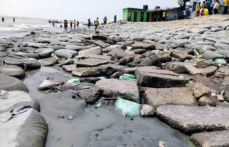 সৈকতের জিরো পয়েন্টে কংক্রিট ফেলে বালুক্ষয় রোধের চেষ্টা চলছে। গোসল করার সময় এর ফাঁকে পা আটকে প্রতিনিয়ত আহত হচ্ছেন ভ্রমণ পিপাসু পর্যটকরা। ছবি : কাজী সাঈদ