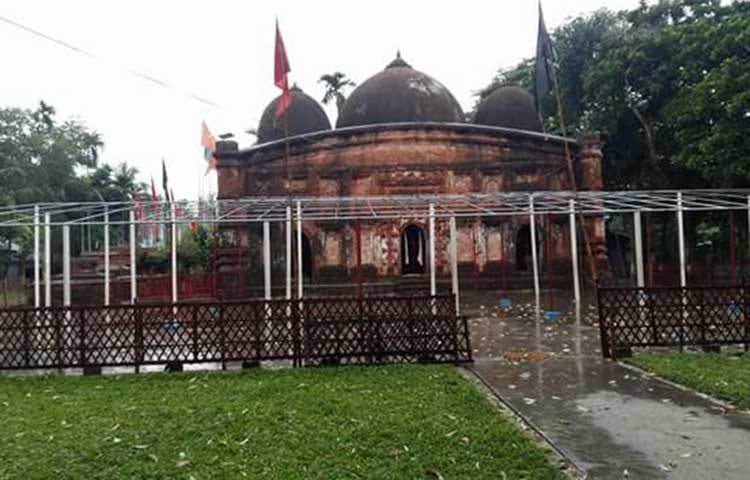 কিশোরগঞ্জ জেলার অষ্টগ্রাম উপজেলায় অবস্থিত কুতুব শাহী মসজিদ। ছবি : শাহরিয়ার কাসেম