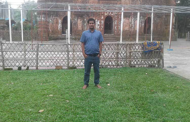 কুতুব শাহী মসজিদের সামনে চিত্রগ্রাহক শাহরিয়ার কাসেম।