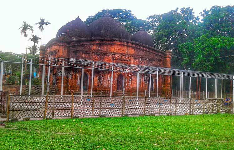 শিগগিরই এ মসজিদটির সংস্কার না হলে ধ্বংসস্তূপে পরিণত হবে প্রায় সাড়ে চারশ’ বছরের পুরনো এই মসজিদ। দেশের প্রত্নসম্পদের তালিকা থেকে হারিয়ে যাবে আরও একটি নিদর্শন। ছবি : শাহরিয়ার কাসেম