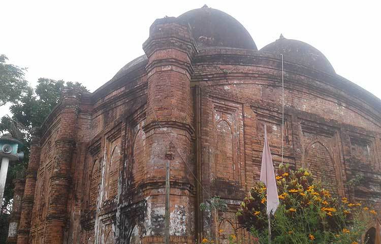 বাংলার স্থাপত্যের উৎকৃষ্ট নিদর্শন অষ্টগ্রামের পাঁচ গম্বুজ বিশিষ্ট কুতুব শাহী মসজিদ। ছবি : শাহরিয়ার কাসেম