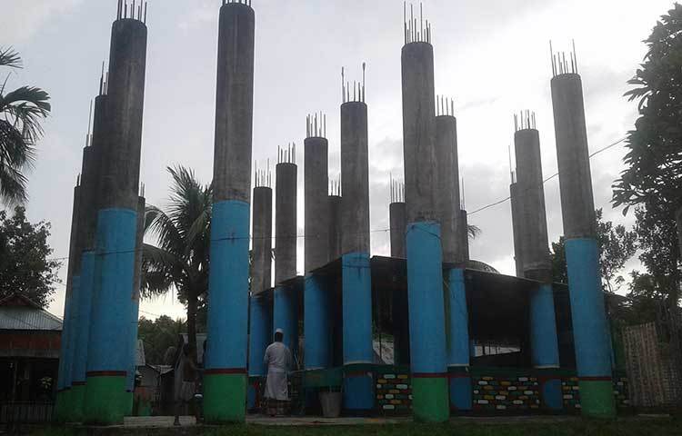 মসজিদের পাশে কুতুব শাহীর মাজারকে ঘিরে স্থাপনা। ছবি : শাহরিয়ার কাসেম