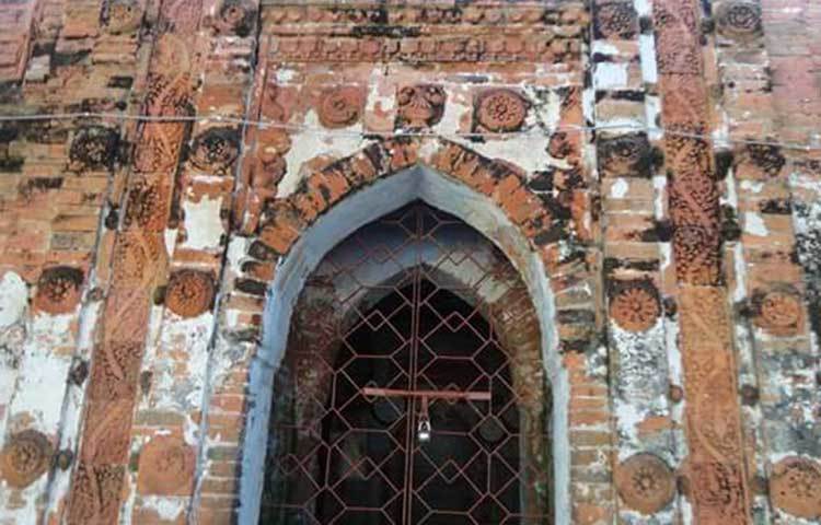 মসজিদের গায়ে দৃষ্টিনন্দন কারুকাজ।