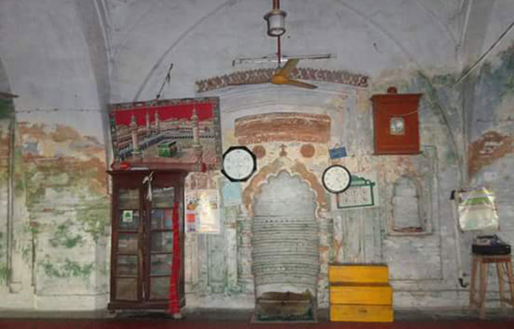 মসজিদের ভিতরের অংশ। কিশোরগঞ্জের এক কামেল দরবেশ কুতুব শাহের নামানুসারে মসজিদটির নামকরণ করা হয়েছে। ছবি : শাহরিয়ার কাসেম