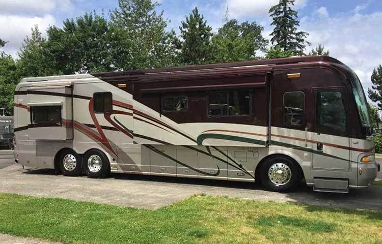 কান্ট্রি কোচ ম্যাগনা ৬৩০ : প্রায় তিন কোটি ৫০ লাখ টাকা দাম বাসটির। ৪০টি বাস মিলে একটি মোটর হোম তৈরি করা হয়েছে। ৬০০ এইচপি কামিনস ইঞ্জিন ছাড়াও রয়েছে পাওয়ার টিল্ট ও টেলিস্কোপিক হুইলস। বিপদসঙ্কুল পাহাড়ি রাস্তাতেও দিব্যি চলে বাসটির। বাসটিতে আছে ট্যাচপ্যাড এন্ট্রি। দক্ষিণ আফ্রিকাতে দেখা যায় এই বাস। চলে ফ্লোরিডাতেও।