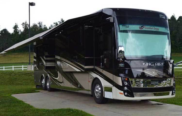 নিউমার কিং আয়ার : বাসটির দাম আনুমানিক পাঁচ কোটি টাকা। নেভিগেশন সিস্টেম থাকায় যে কোনো পরিবেশের সঙ্গে এটি খাপ খাওয়াতে সক্ষম। বিশাল রান্নাঘর, ক্যাবিনেট, ওয়াক ইন বাথরুমও রয়েছে বেডরুমের পাশেই।