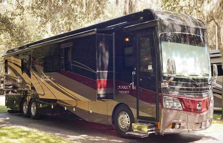 মোনাকো ডায়নাস্টি ৪৫পি : প্রায় সাড়ে চার কোটি টাকা দামের বাসটি আরব দেশের অনেক ধনী ব্যক্তিরাই কিনছেন। বিলাসবহুল ঘর, কিং সাইজ খাট, সিডারউড কাঠের আসবাব, পোর্সেলিন টাইলের মেঝে-এতে সব কিছুই আছে! আর এলইডি দিয়ে অন্দরসজ্জা থাকবে তা তো বলাই বাহুল্য।