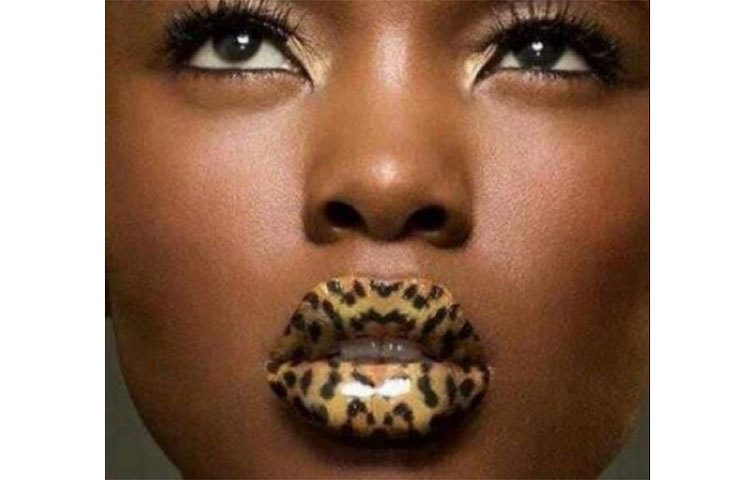 এবার বাঘের গায়ের ডোরা কাটা ডিজাইনে লিপস্টিক পরতে দেখা গেল কিশোরী-তরুণীদের।