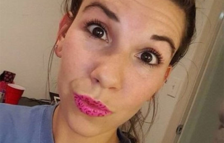 লিপস্টিকের উপর ফোটা ফোটা রঙের ছটা।