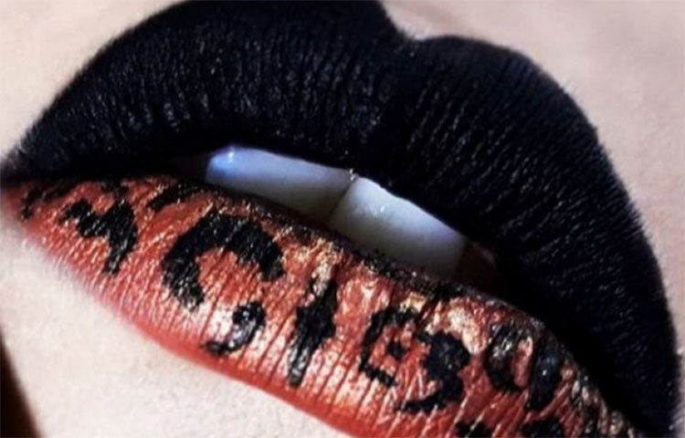 দুই কালারের লিপস্টিকে রাঙানো ঠোঁট।