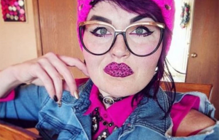 পোশাকের রঙের সঙ্গে লিপস্টিক।