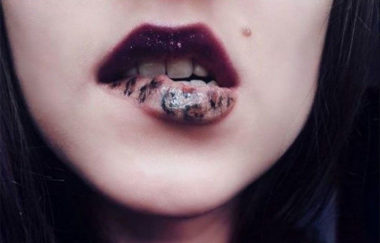 লিপস্টিকিকে মোহনী-আকর্ষণীয় ঠোঁট।