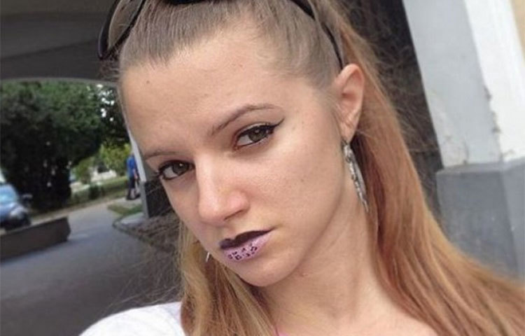 হালকা রঙের লিপস্টিক।