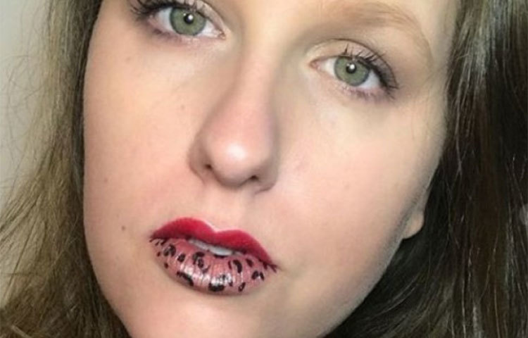 হালকা লাল ও আকাশী রঙের ঠোঁট।