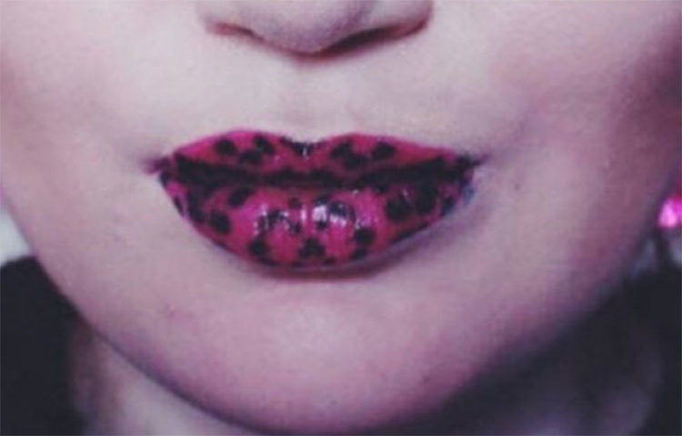 গোলাপী রঙের লিপস্টিকের উপর কাজলের ছোঁয়া।
