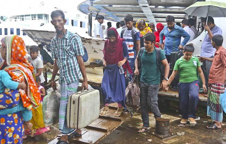 জীবন ও জীবীকার তাগিদে ঈদের আনন্দ শেষে আবার রাজধানীতে ফিরছে মানুষ। ছবি : বিপ্লব দিক্ষিৎ