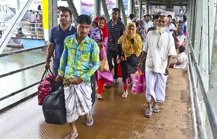 পরিবার-পরিজন রেখে কর্মস্থলে যোগদানের জন্য আবারও শহরমুখী হচ্ছে কর্মজীবী মানুষেরা। ছবি : বিপ্লব দিক্ষিৎ