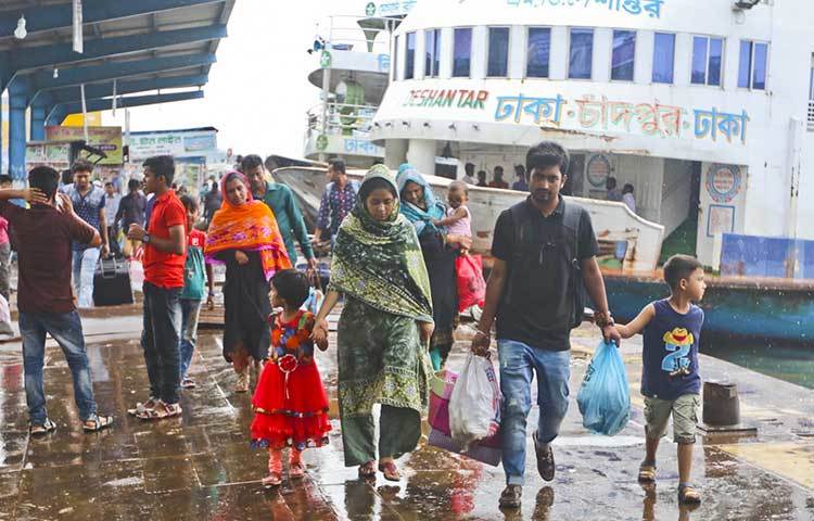 অনেকটা নির্বিঘ্নে রাজধানীতে এসে পৌঁছতে পেরেছেন সবাই। ছবি : বিপ্লব দিক্ষিৎ