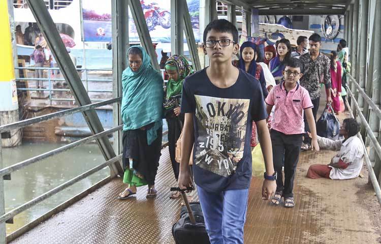 ঈদে আনন্দ করতে শহর থেকে প্রিয়জনদের কাছে ছুটে যাওয়া ও জীবীকার সন্ধানে শহরমুখী হওয়া এ যেন এক চিরায়ত নিয়ম। ছবি : বিপ্লব দিক্ষিৎ