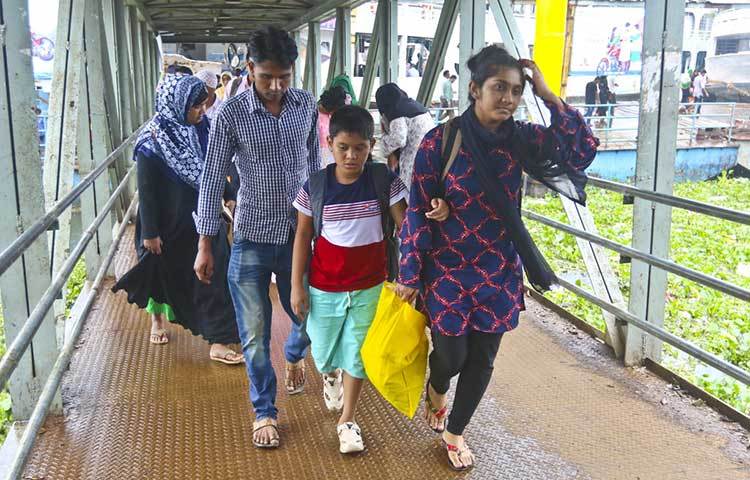 আবার শহর ব্যস্ত হয়ে উঠবে এসব মানুষের পদচারণায়। ছবি : বিপ্লব দিক্ষিৎ