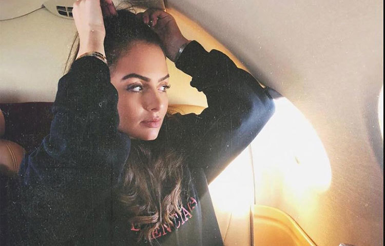 তবে সারা মেনসে আগেও একটি বিয়ে করেছিলেন। তিনটি সন্তান রয়েছে তার।