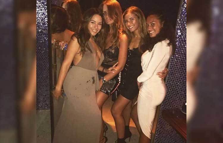 বান্ধবীদের সঙ্গে সারা মেনস।