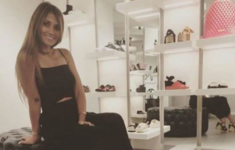 মেসি বার্সেলোনায় চলে যাওয়ার পরেও আন্তোনেলার সঙ্গে সম্পর্কে চিড় ধরেনি।