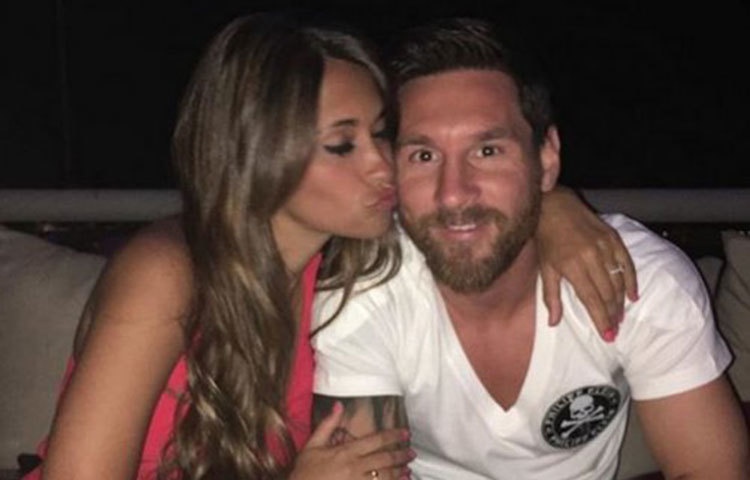 দাঁতের ডাক্তার আন্তোনেলা ২০১৬ সালের নভেম্বর থেকে মডেলিং শুরু করেছেন।