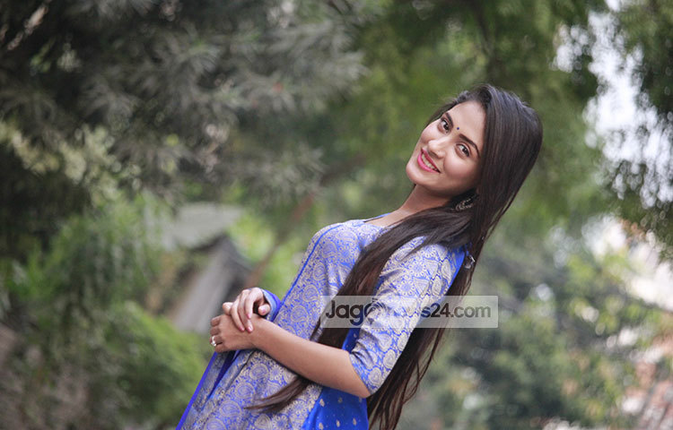 লাক্স চ্যানেলআই সুপারস্টার প্রতিযোগিতায় চ্যাম্পিয়ন হওয়ার পর মেহজাবিন অভিনীত প্রথম নাটক ছিল ইফতেখার আহমেদ ফাহমি পরিচালিত ‘তুমি থাকো সিন্ধুপারে’।