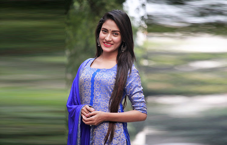 ক্যামেরার সামনে হাসি খুশি মেহজাবিন। সুন্দর অভিনয় দিয়ের দর্শকদের হাসান আবার কখনো কাঁদান।