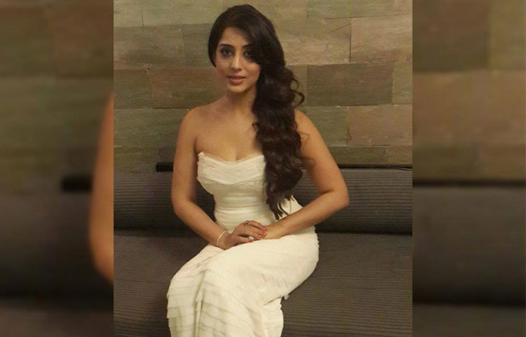 ‘দেব ডি’-এর জন্য মাহি ফিল্মফেয়ার ক্রিটিকস অ্যাওয়ার্ডও পান।