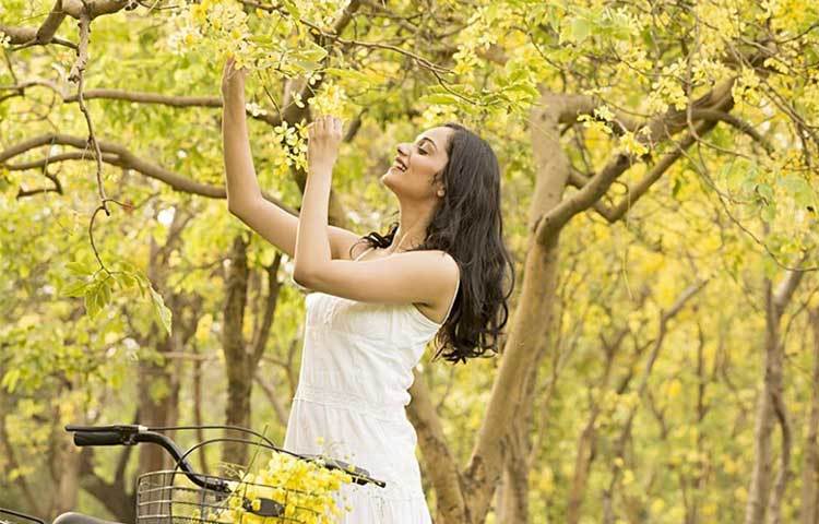 নয়া দিল্লির সেন্ট টমাস স্কুলে পড়তেন মানুষী। সিবিএসই-তে দ্বাদশ শ্রেণির পরীক্ষায় গোটা দেশে ইংরেজিতে টপার হয়েছিলেন তিনি।