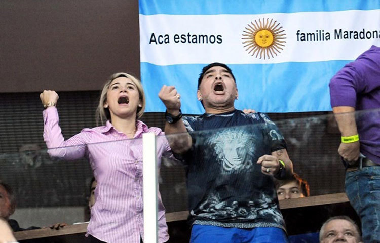 খেলা দেখে আনন্দ প্রকাশ করছেন ম্যারাডোনা-অলিভা। ম্যারাডোনার আগে অলিভা ডেট করতেন পাবলো জিরোনকে নিয়ে। যিনি বর্তমানে রিভারপ্লেটের এক ফুটবল সমর্থককে খুন করার অভিযোগে জেলে রয়েছেন।