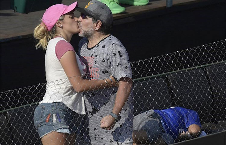 ম্যারাডোনার সঙ্গে অলিভার সম্পর্ক নিয়ে নানা সময়ে ঝড় উঠেছে।