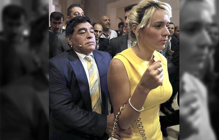 একটি অনুষ্ঠানে অংশ নিচ্ছেন ম্যারাডোনা-অলিভা।