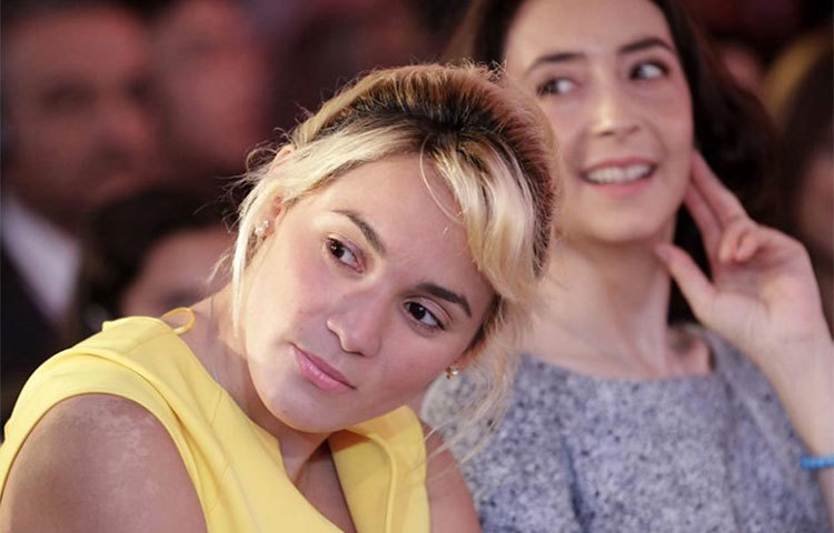 ম্যারাডোনার বর্তমান বয়স ৫৭। তার বান্ধবী রোসিও অলিভা তার থেকে ৩০ বছরের ছোট, ২৭ বছরের।