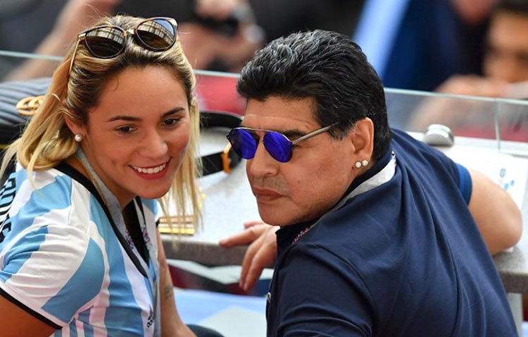 ম্যারাডোনার সঙ্গে অলিভার সম্পর্কের অনুঘটক ফুটবল-ই। অলিভা নিজে মহিলা ফুটবলার। আর্জেন্টিনার বিভিন্ন ক্লাবে চুটিয়ে খেলেছেন।