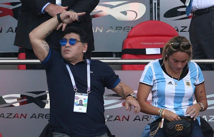 নাইজেরিয়া ম্যাচে মেসিরা জয়ের পরেই অসুস্থ হয়ে পড়েন ম্যারাডোনা। অসুস্থ অবস্থাতেই তিনি যোগাযোগ করেন অলিভার সঙ্গে।