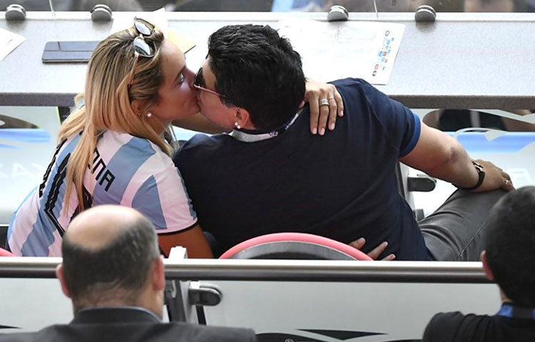 চুমু খাচ্ছে ম্যারাডোনা-অলিভা। এদিকে গুজব ছড়িয়ে পড়েছিল, ম্যারাডোনা মারা গিয়েছেন হৃদরোগে আক্রান্ত হয়ে।