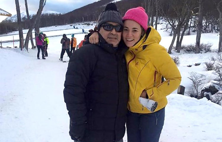 ঘুরতে বেরিয়েছেন ম্যারাডোনা ও অলিভা। ম্যারাডোনার সঙ্গে সাক্ষাৎ-এর আগে অলিভা আর্জেন্টিনার কর্ডোবায় থাকতেন।