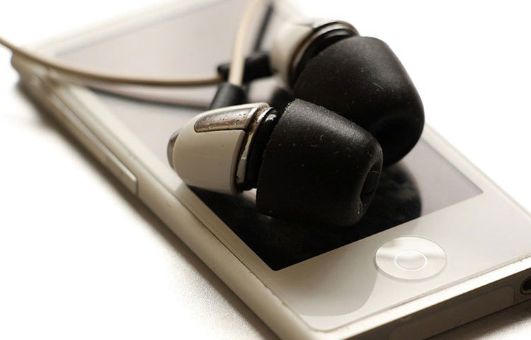 গান : মানসিক চাপ থেকে বাঁচতে পছন্দের যে কোনো গান শুনতে পারেন। আপনার ভাল লাগে এমন কোনও হালকা গান বা বাদ্যযন্ত্রের সুরে মন দিন। অফিসে থাকলেও হাতে মাত্র মিনিট পাঁচেক সময় নিয়ে কাজ থেকে উঠে হেডফোনে শুনে আসুন গান। ফের কাজে বসুন। গান মস্তিষ্কের কোষকে আরাম দিয়ে কাজের গতি, নিপুণতা সবই বাড়ায়।