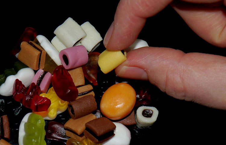 চুউয়িং গাম : মানসিক চাপ কমাতেও এর উপর ভরসা করতে পারেন। চুউয়িং গামের মধ্যে থাকা নানা রাসায়নিক উপাদান স্নায়ুগুলিকে সাময়িক উদ্দীপ্ত করে। ফলে ক্লান্তি দূর হয়ে, কাজে নতুন শক্তি ফিরে পাওয়া যায়। ক্লান্তি কমায় মানসিক চাপ থেকেও খানিক নিষ্কৃতি মেলে।