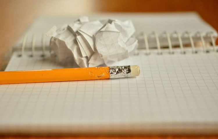 আঁকিবুকি : আঁকাআঁকির শখ থাকলে কাজের ফাঁকে সামান্য সময় পেলেই আঁকিবুঁকি কাটুন। তাতে মনের চাপ যেমন কমবে, তেমনই পুরনো শখও ঝালিয়ে নিতে পারবেন। মনোবিদদের মতে, কম্পিউটারের যুগে কাগজ-কলমের সান্নিধ্য এমনিতেই মন-মেজাজ হালকা রাখে। তাই মানসিক চাপ কমাতে মন বসান এতে।