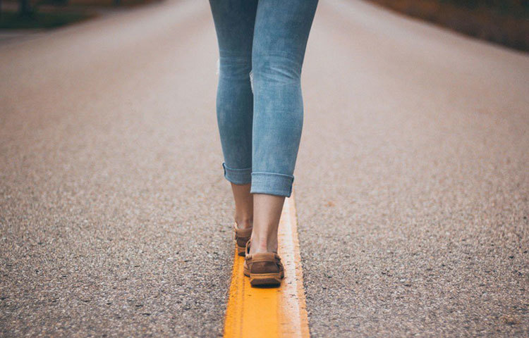 হাঁটুন : কাজে মন না বসলে বা চাপ পড়লে অনেকেই ধূমপানের আশ্রয় নেন, যা শরীরের জন্য অত্যন্ত ক্ষতিকর। তাই সে সব ছেড়ে বরং হাঁটায় মন দিন। কোনো এক সময় অফিস থেকে বেরিয়ে চারপাশে হেঁটে আসুন। মিনিট পনেরো হাঁটলেও শরীরের পেশিরা সক্রিয় হয়। দীর্ঘক্ষণ এক জায়গায় বসে কাজ করার ক্লান্তি কমে।