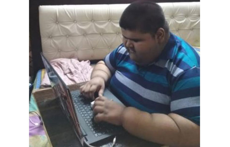 ২০০৩ সালে জন্ম হয় মিহিরের। ওই সময় তার ওজন স্বাভাবিকই ছিল। জন্মের সময় তার ওজন ছিল আড়াই কেজি। কিন্তু এরপর ধীরে ধীরে তার ওজন বাড়তে থাকে। পাঁচ বছর বয়সেই তার ওজন পৌঁছে যায় ৬০-৭০ কেজিতে।